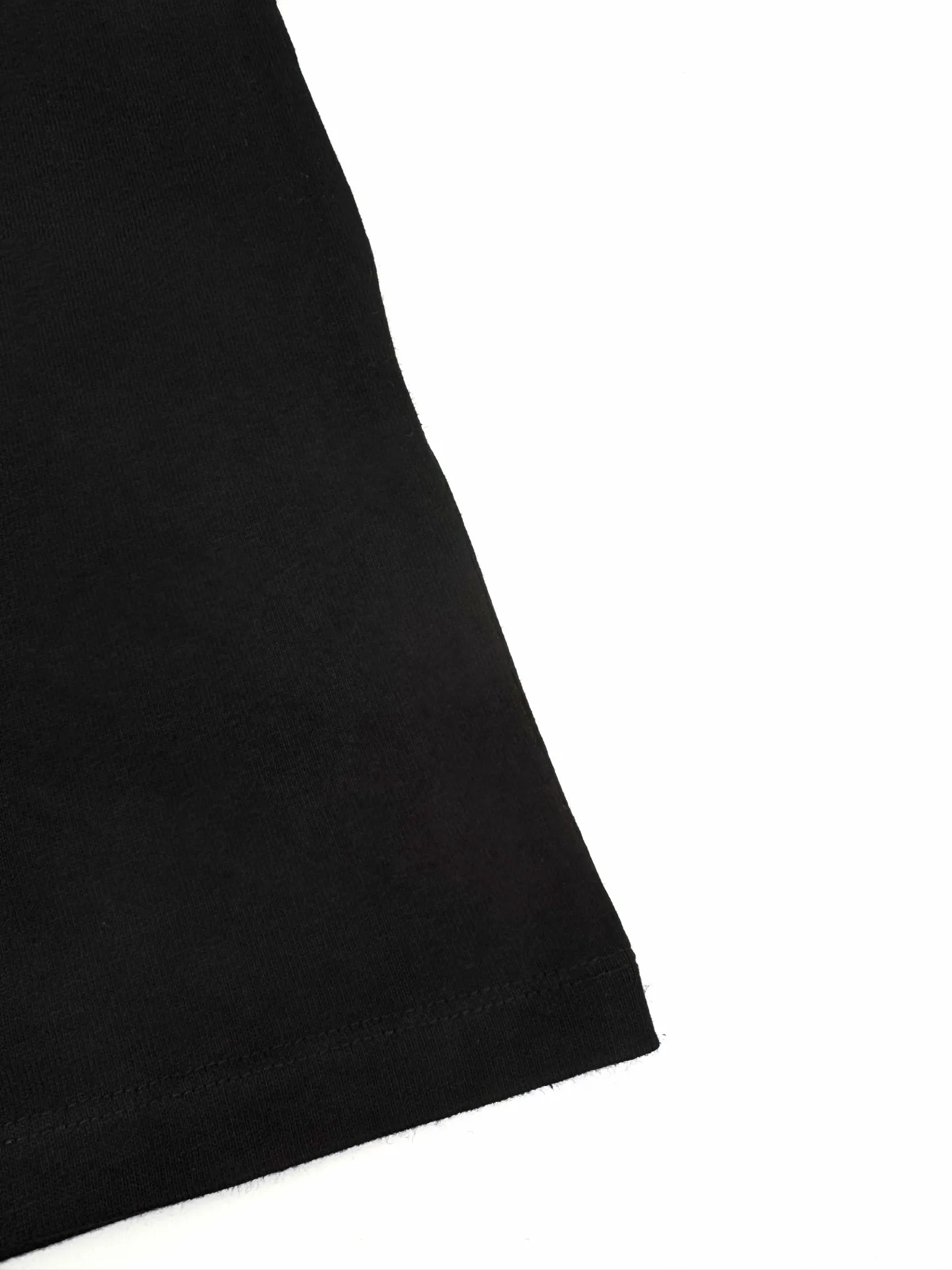 P190 Ralph Lauren logo embroidered short sleeves. Customized cotton and linen soft plain fabric. It feels delicate and comfortable against the skin. It is mainly made of deep black and is embellished with exquisite red pony logo. It is highly recognizable. It has a breath of freedom and vitality. A symphony of pure and smart colors. It outlines a high-end silhouette with extreme simplicity. It becomes the smart focus of the vision and shows the taste in silence. Process 1: Using imported machine embroidery process. Use advanced computer control systems and precision mechanical components to achieve iconic pony embroidery operations with high precision and smooth and delicate lines. Process 2: The fabrics are washed and have a better hand feel. Not easy to deform, not easy to shrink, not easy to fade, and maintain long-term beauty. Accessories: Customized 1:1 Ralph Lauren trademark. Version: Fitted version. Size: S M L XL. Style number: CC933.